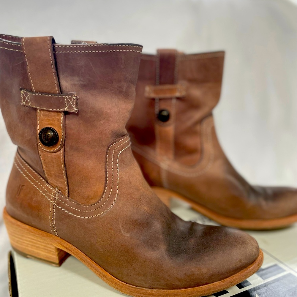 FRYE Carson Button Short Boot Dark Brown